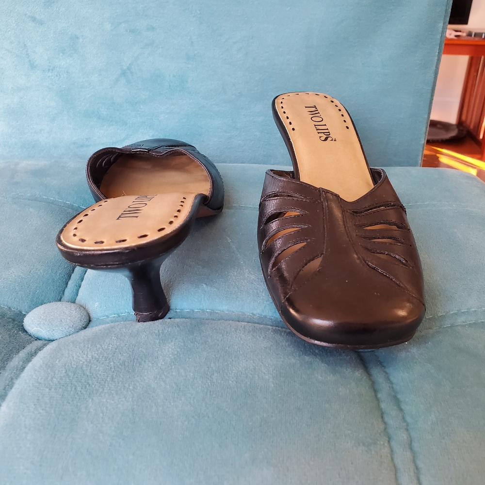 Two Lips Black Leather Cut Out Mules Slip On Slide Sandals Heels Size 7.5